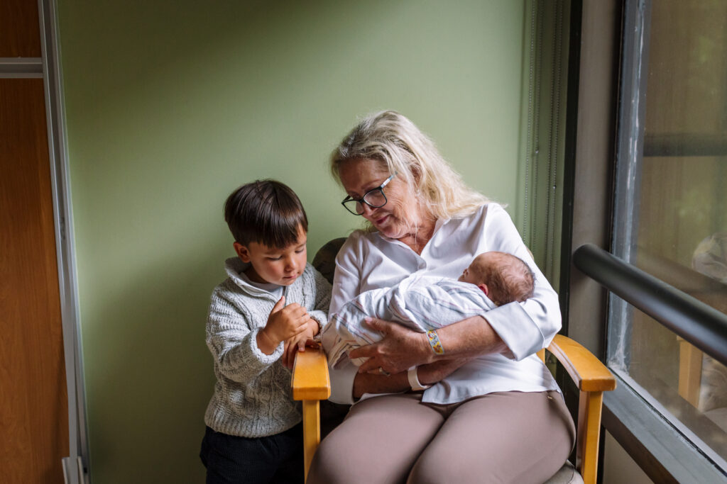grandma and toddler meeting newborn during Fresh 48 session at Alta Bates Berkeley