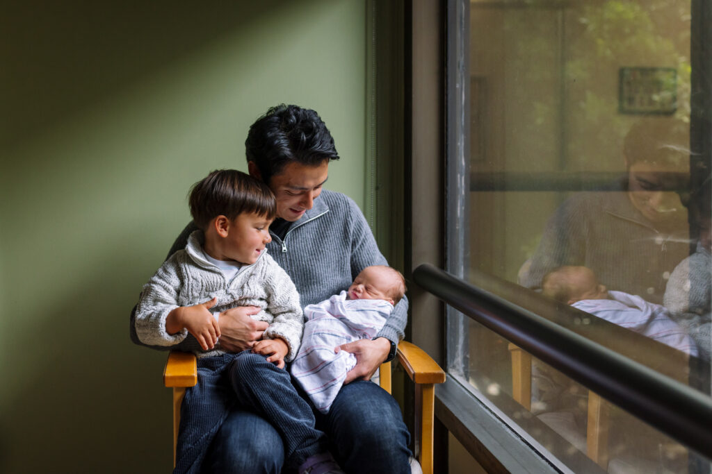 dad and toddler holding newborn during Fresh 48 session at Alta Bates Berkeley